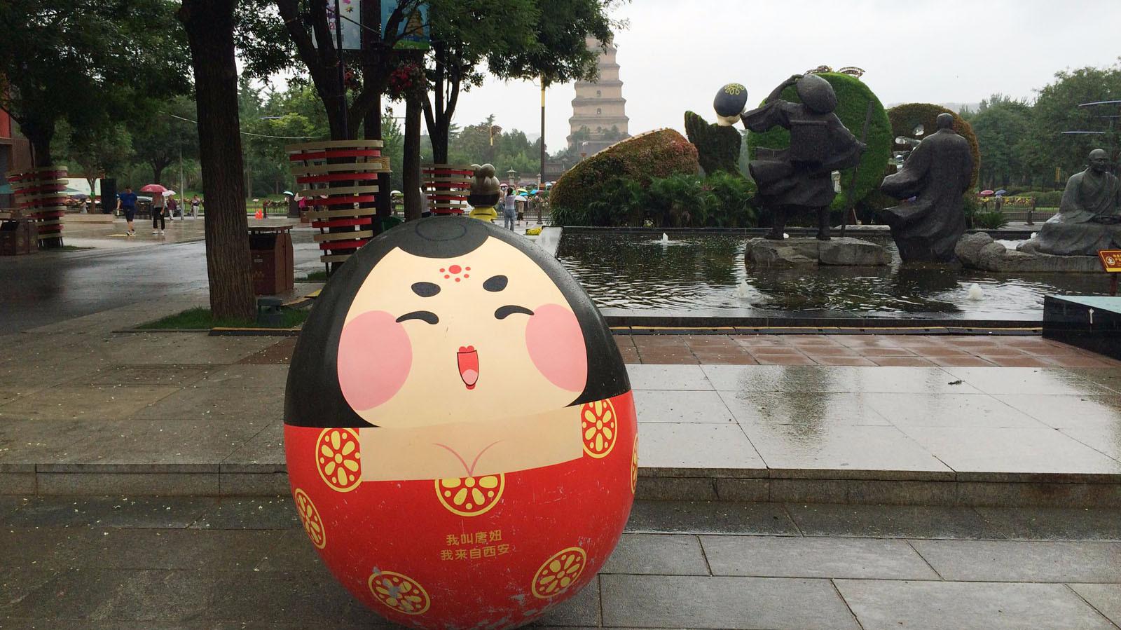 大唐不夜城的不倒翁唐妞,游客见了都想摇一摇它