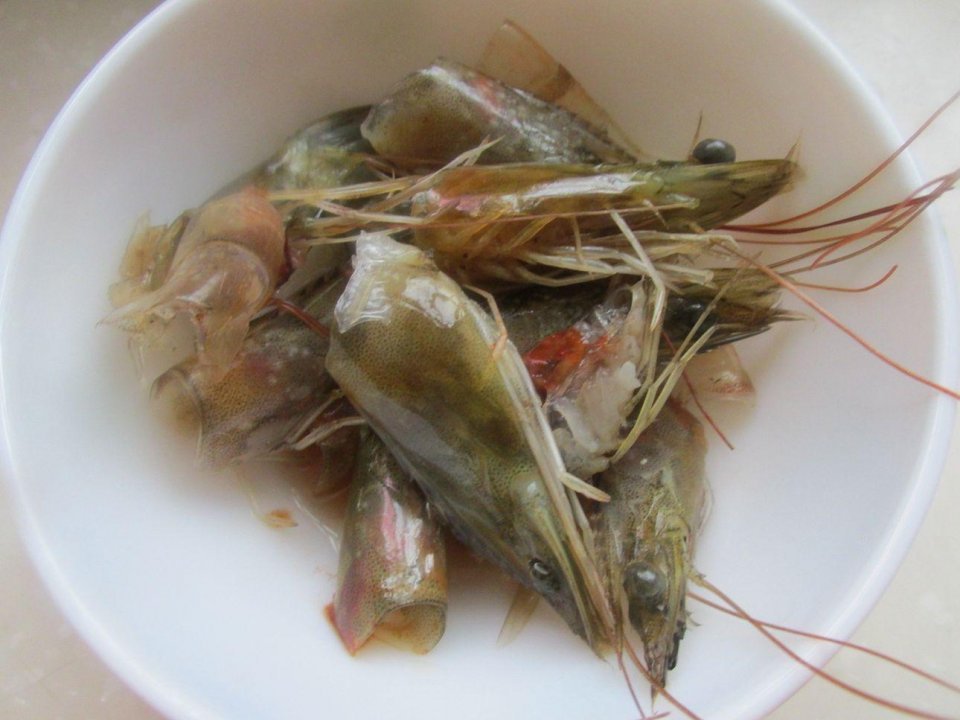 虾头一定别扔,这样做味鲜还可预防高血压保护心血管老人要多吃