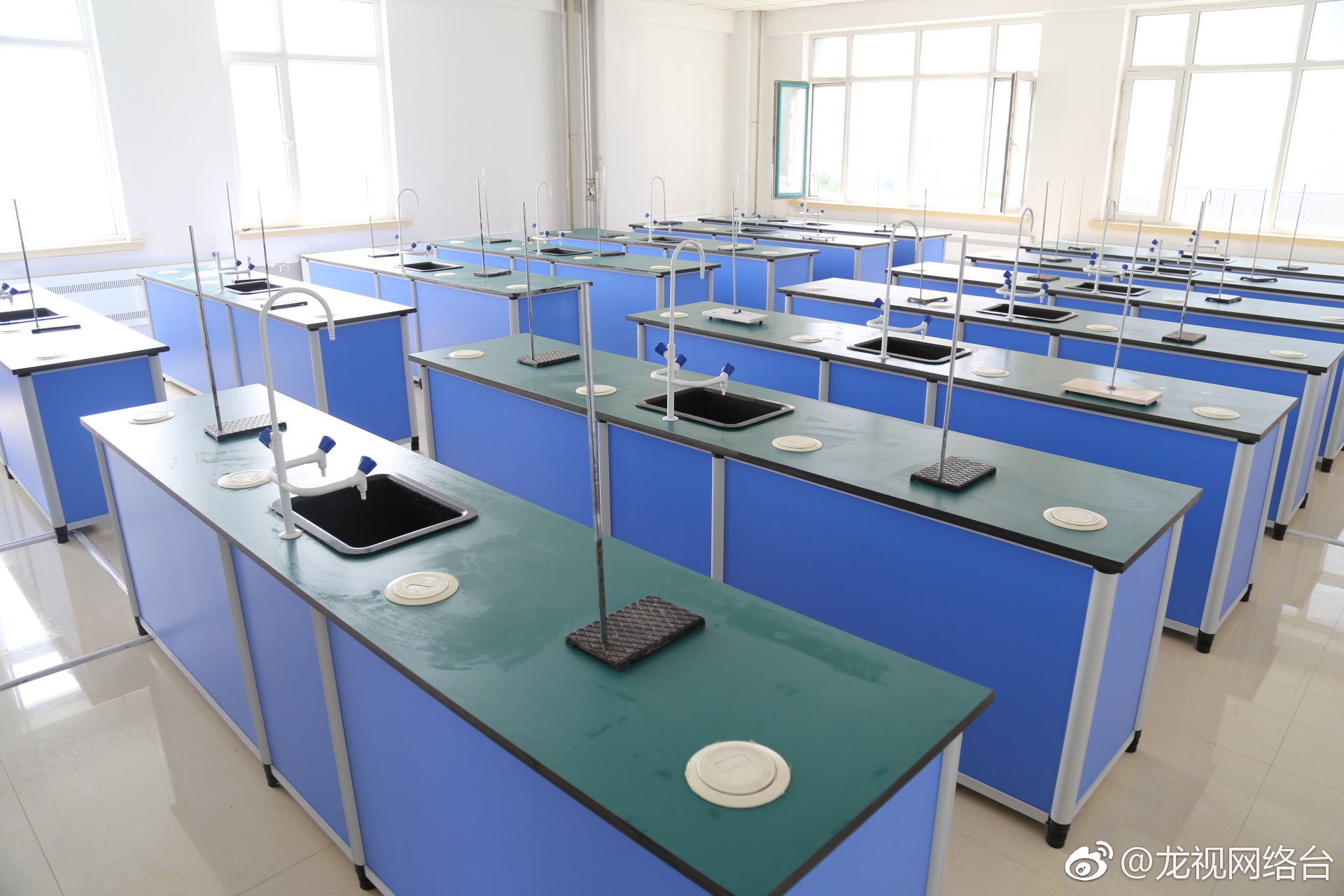 哈师大青冈实验中学是青冈县与哈尔滨师范大学战略合作共同组建的普