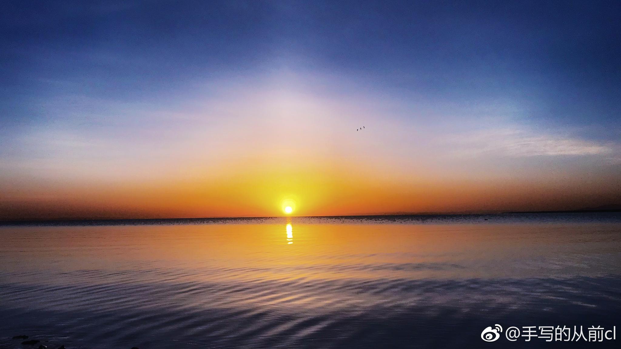 喜欢清晨青海湖畔的日出,向往候鸟翱翔天空的自由.