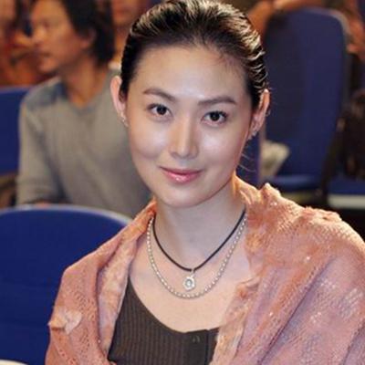 她26岁演潘金莲成名,嫁入豪门却没生孩子,如今45岁依然美艳迷人
