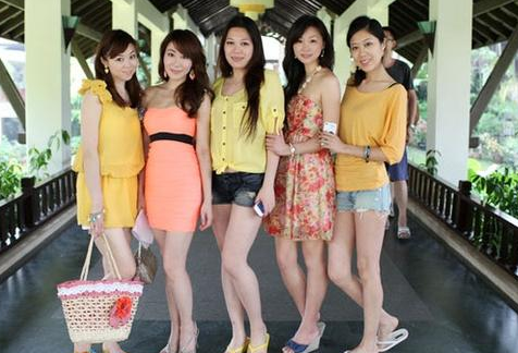 泰国美女来中国旅游,在超市买了两个榴莲,结账时尴尬了!