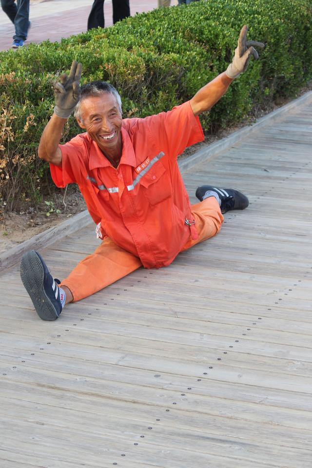 马大年夜大年夜爷刚说完话又做了个劈叉,看到有人摄影,他还出了剪刀手