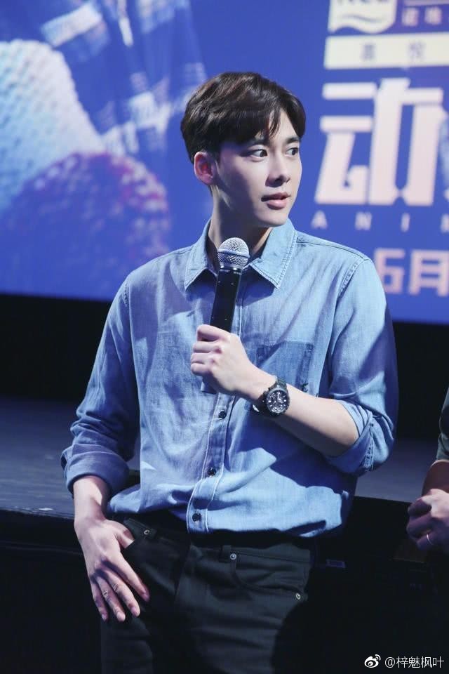 李易峰真的有那么帅吗?看看网友偶遇的抓拍照吧!未修图