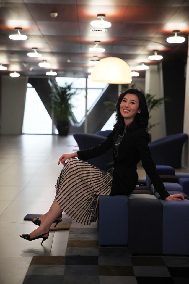 央视海峡两岸美女主持人李红结婚后仍美得不要不要的