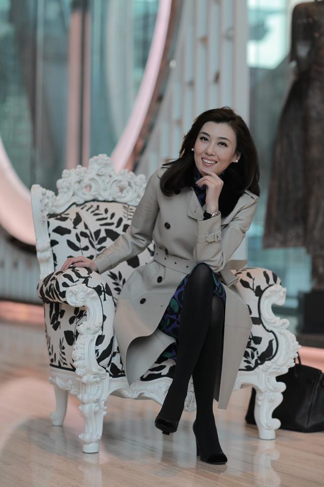 央视海峡两岸美女主持人李红结婚后仍美得不要不要的