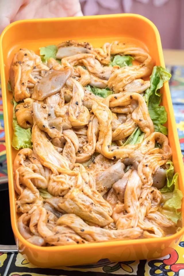 长长的鸭喉管很新鲜,小编去的时候刚从冰柜里端出来好冰.