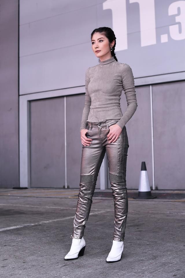 46岁陈慧琳身穿飞行服亮相,网友:身材怎么可以这么完美!