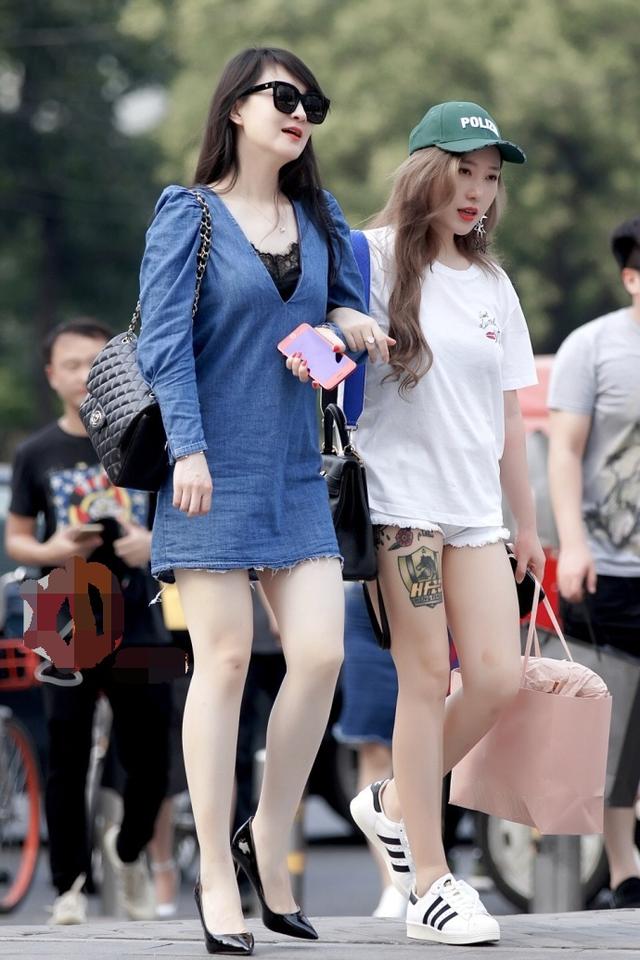 贵州恒丰女老板高调炫富把队徽纹在大腿上身边的闺蜜也火辣