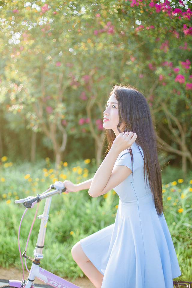 夏日逆光美女蓝色连衣裙骑车穿越丛林写真集 @微相册 @微博
