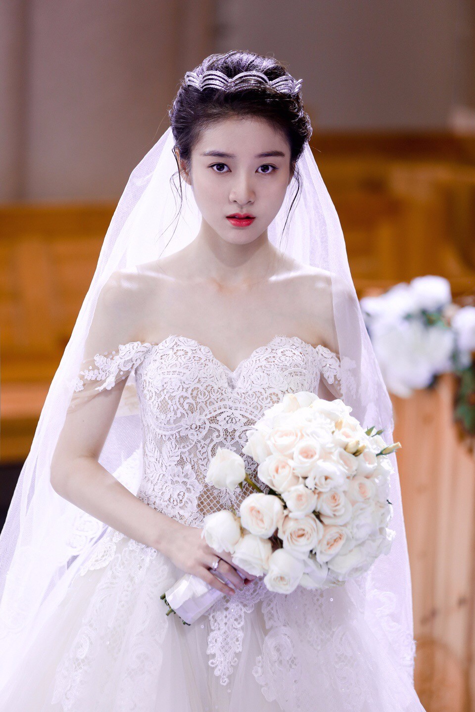 张雪迎泡沫之夏穿婚纱狂撒糖寄语角色获网友暖心祝福