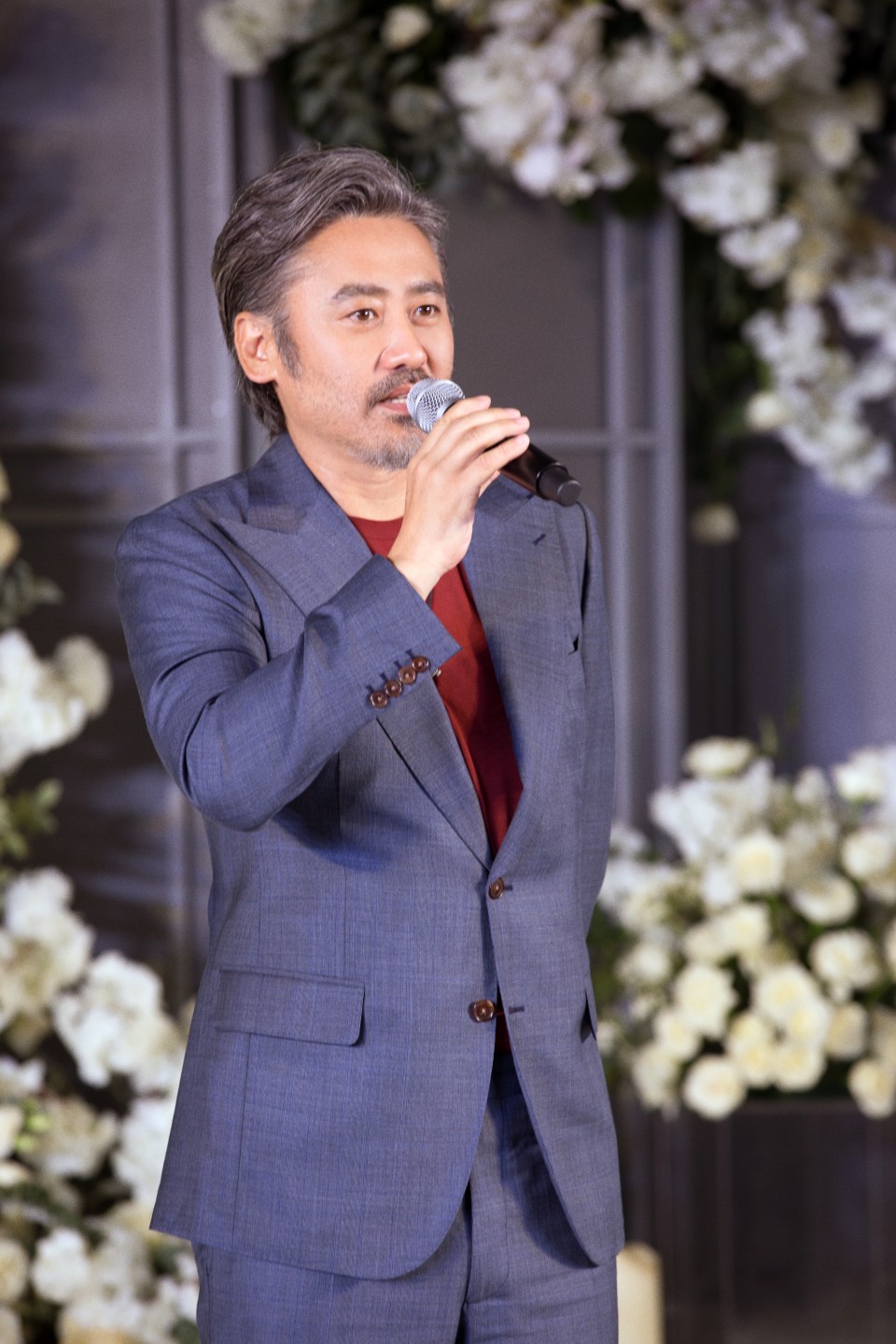 吴秀波《跨界歌王》腾云驾雾,长款大衣剪一刀加点民族风,真时尚