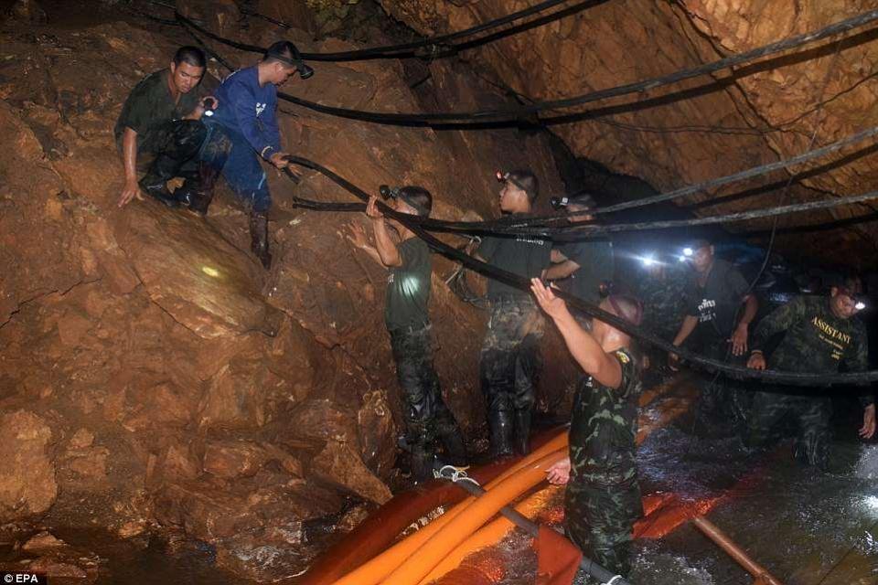 泰国失踪的小足球队员们得救了,堪称人类救援