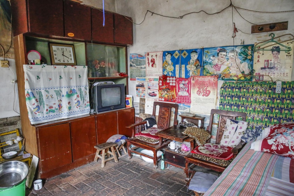 90岁农村老人住着百年老屋, 午餐土豆炖粉条, 看看老人的生活