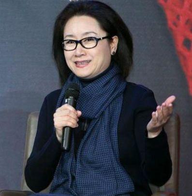 连任5年央视春晚主导演,连娶4任貌美妻子,网友:这就是男人