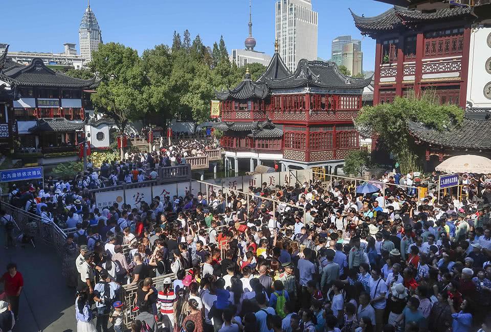 航拍黄金周人山人海 "水陆空"全面排长龙