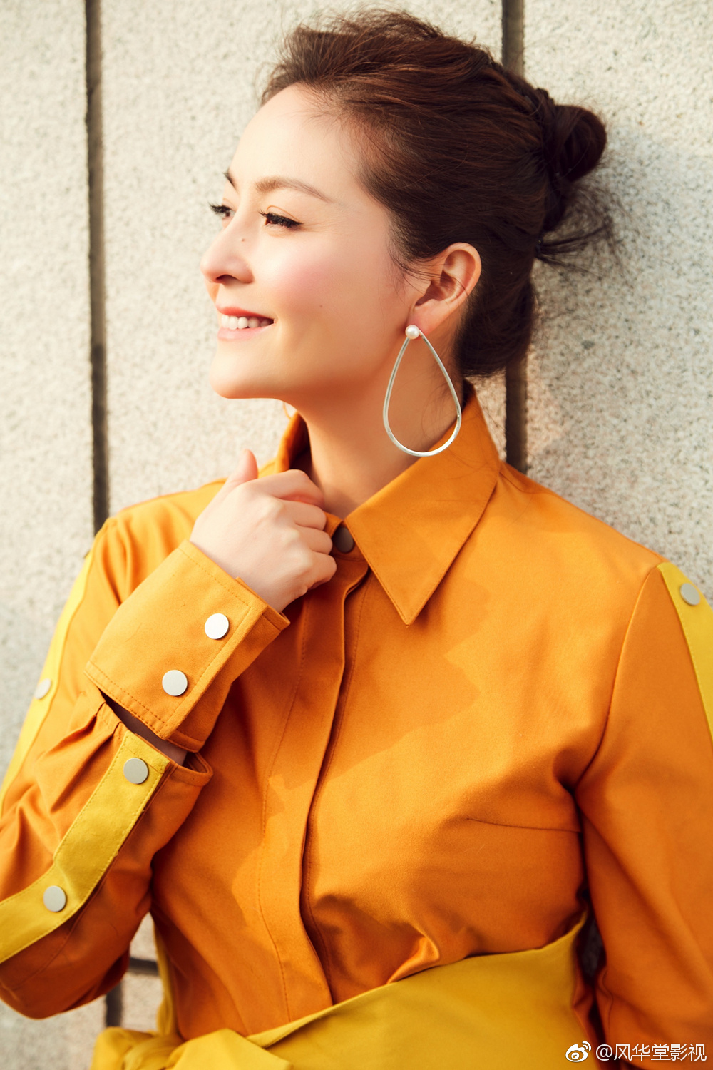 近日,"影视女王"@戴娇倩 曝光了一套暖春写真.