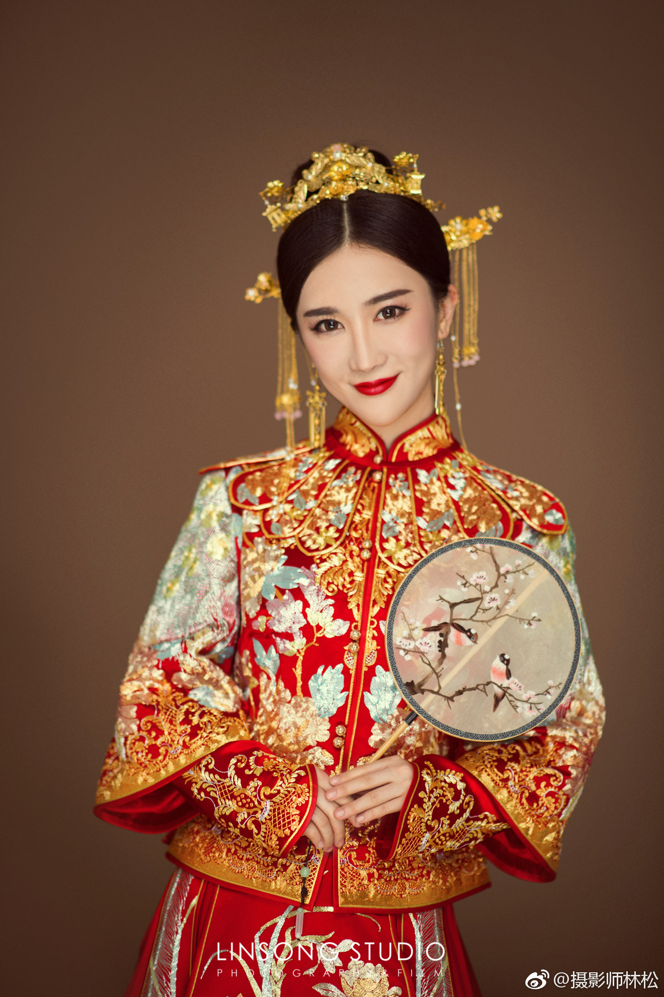 凤冠霞帔,嫁衣如火灼了半城烟沙;青丝绾正