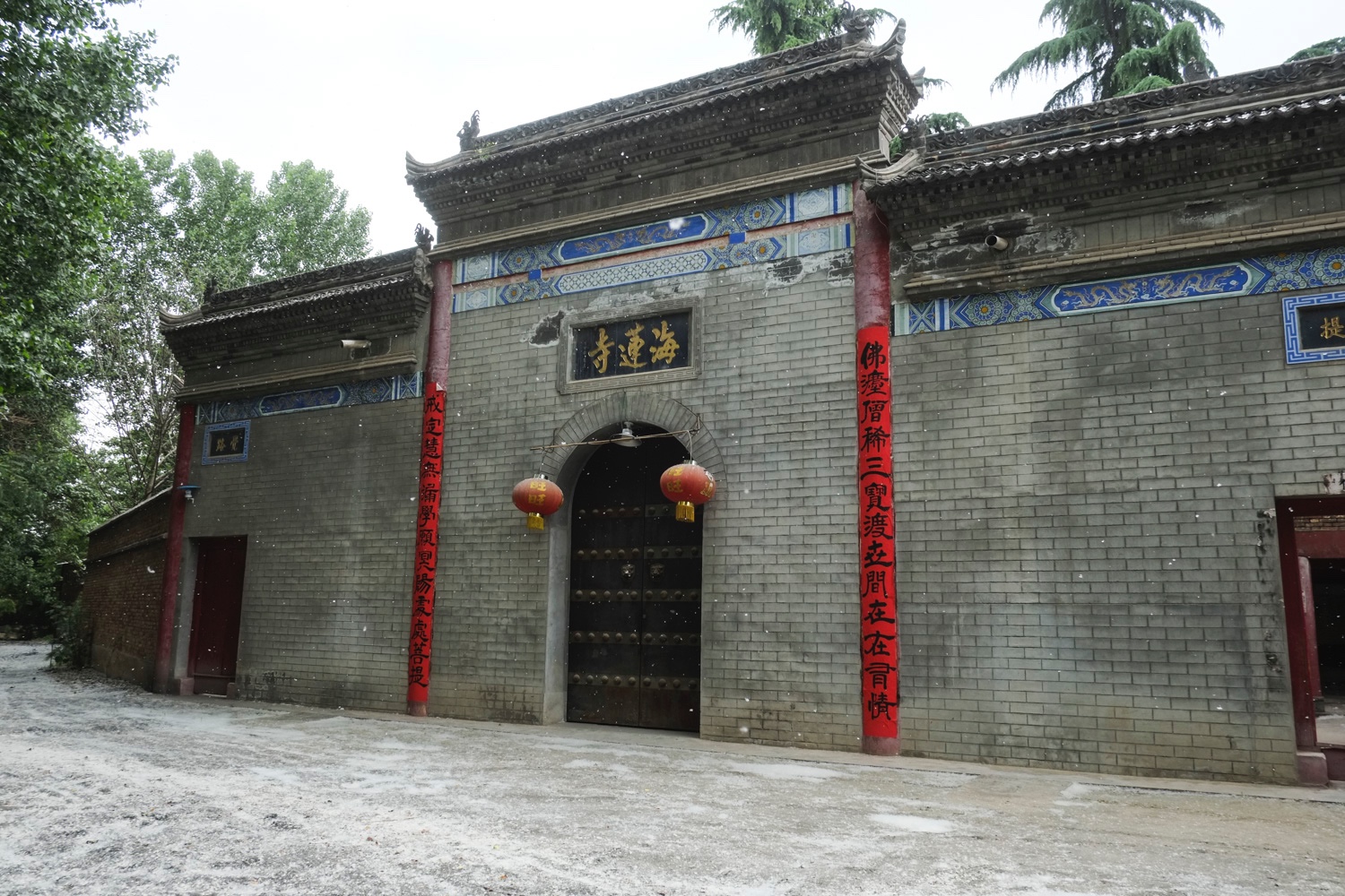 西安长安区元代古寺门前飞絮如雪花飞舞