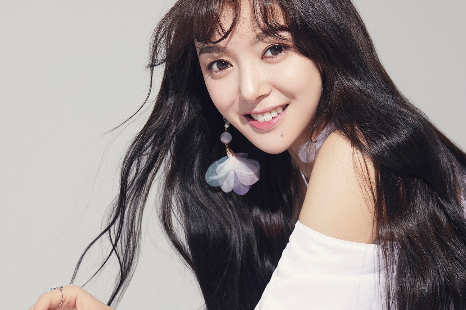 巴央珍,胡博,文然,乐靓,李雨芯为新专辑《优show》拍摄了一组造型甜美