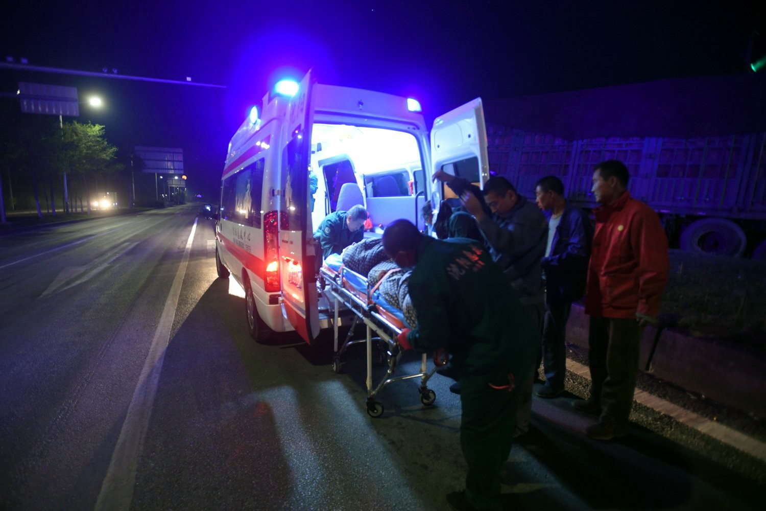 与一辆厢式货车发生车祸,运输煤炭的货车司机伤势严重,被120送往医