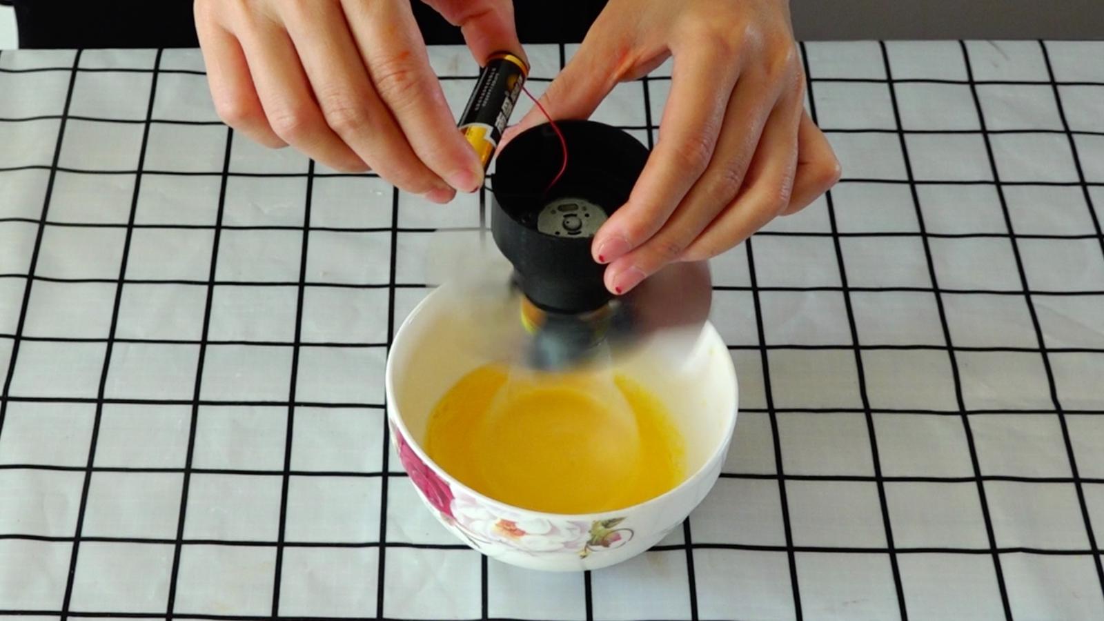 筷子打鸡蛋已经过时了教你自制电动打蛋器家家户户都需要