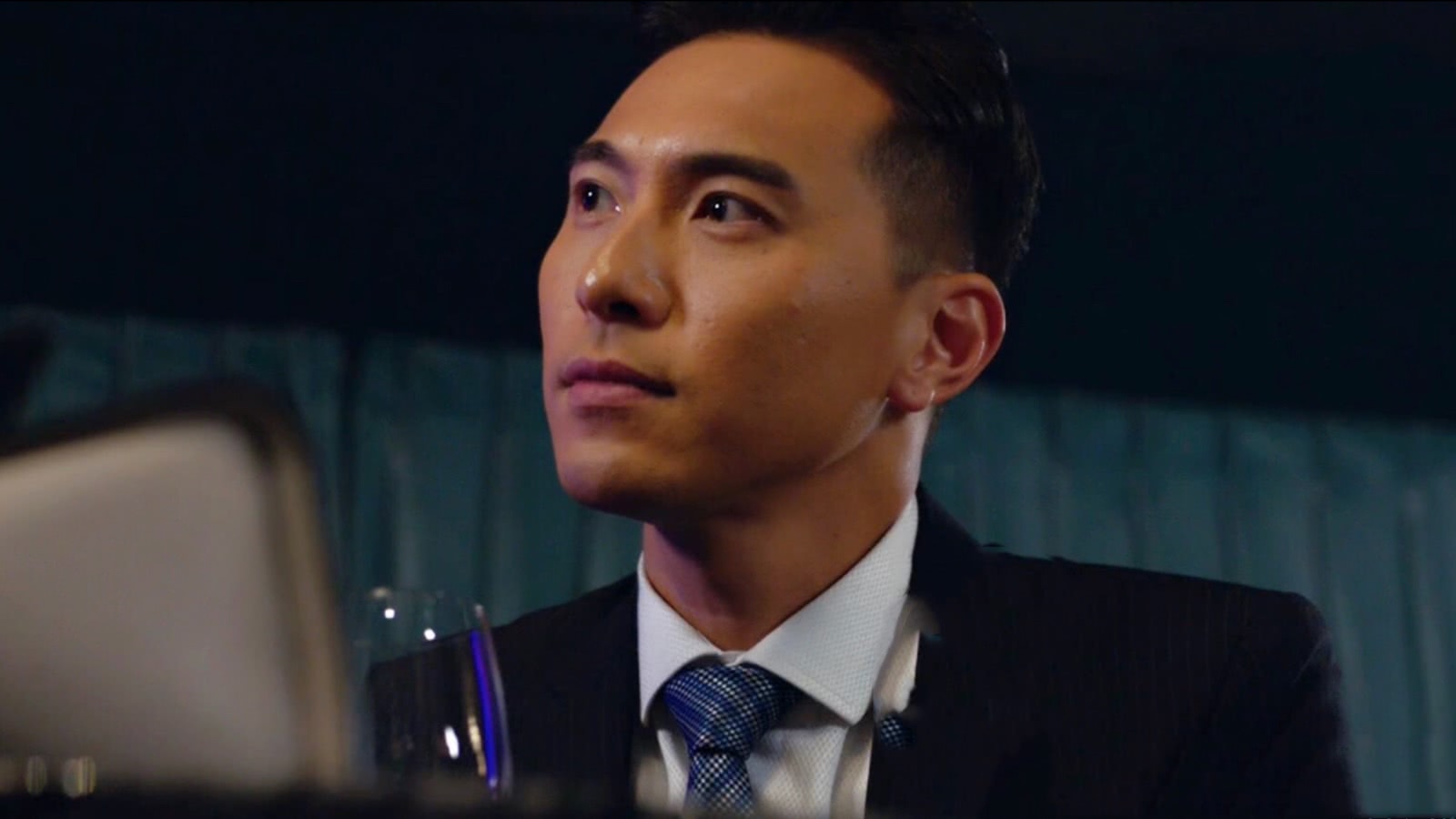 在tvb混迹多年终见曙光,却因自己的私生活不检点,再次跌落谷底