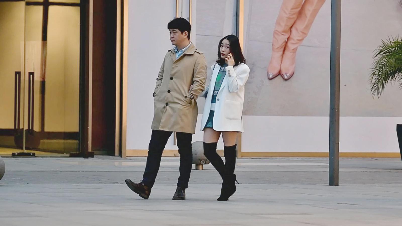 黑色尖头细高跟过膝靴搭配白色休闲西装,更有