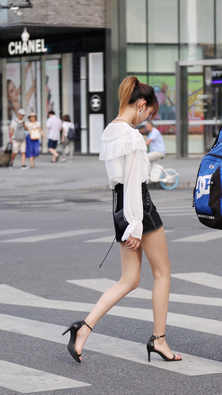 杭州街拍夏日美女赏心悦目清凉穿搭沁人心脾