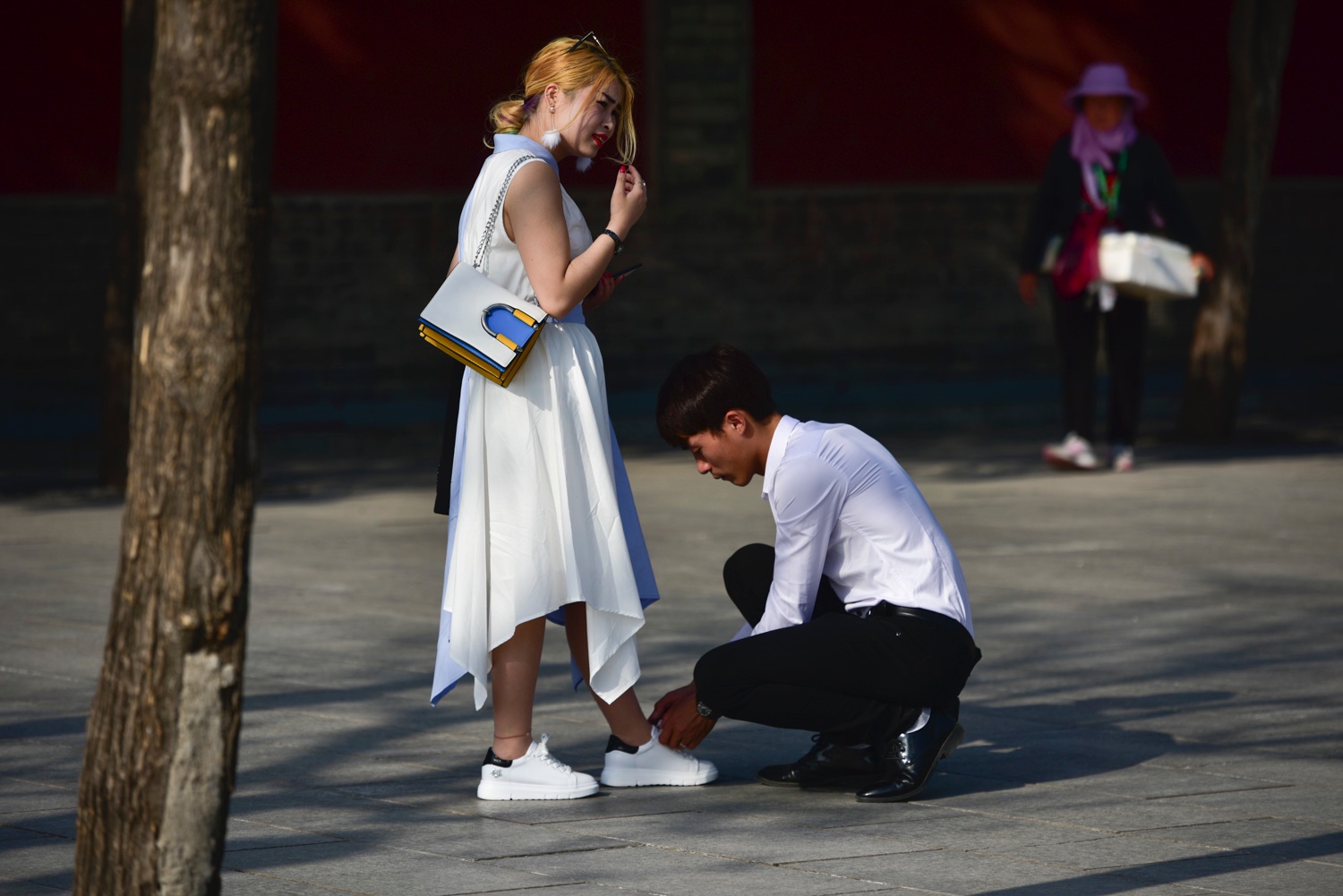 西安闹市街头贴心小伙蹲下为女孩系鞋带|鞋带|小伙|女孩_新浪新闻