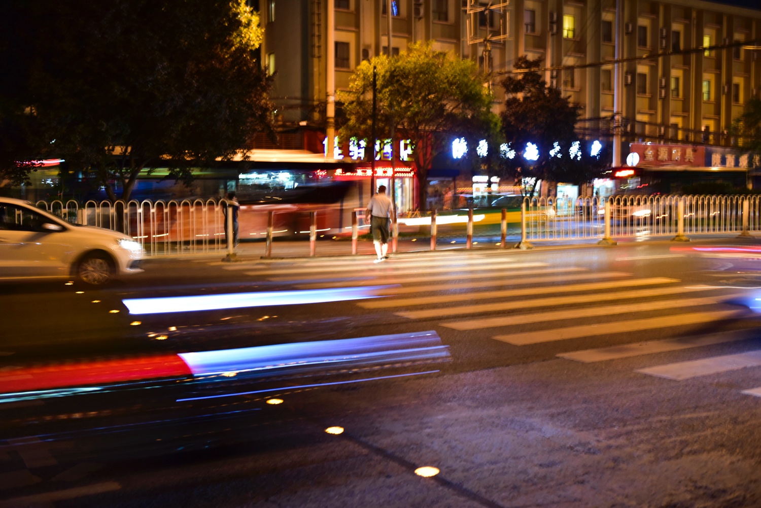 西安人行道夜间自动亮灯警示 但有些车飞驰而过