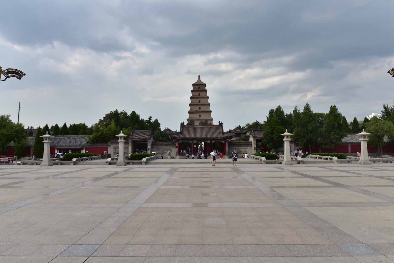 西安大雁塔南广场新建的三根旗杆又拆除了