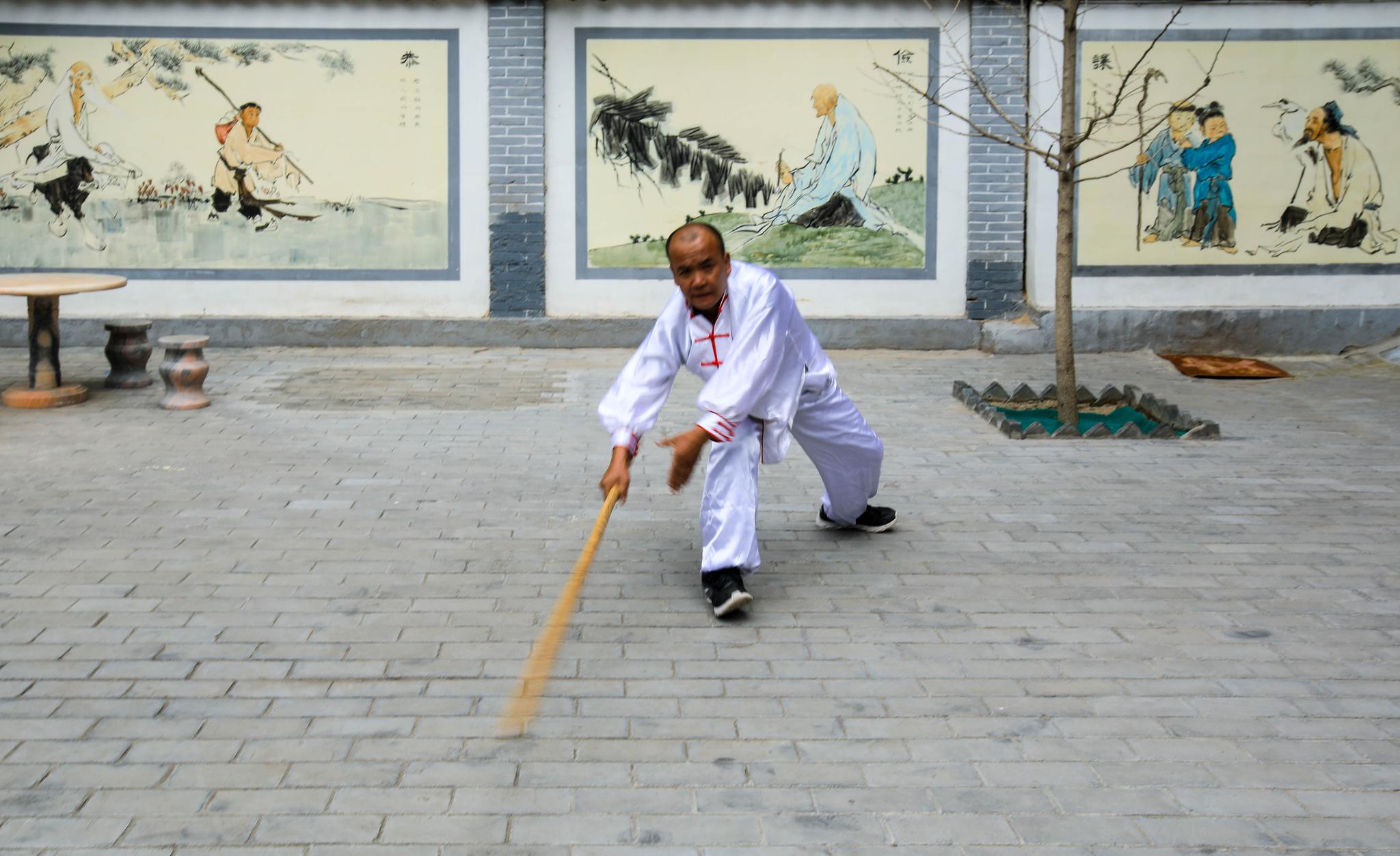 秦安县这位貌不惊人的耄耋老人,他的壳子棍法可是横扫过大江南北