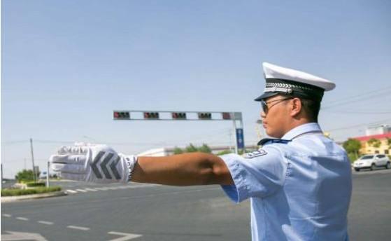 黄灯最后一秒过线,是走还是停?对于这点,交警