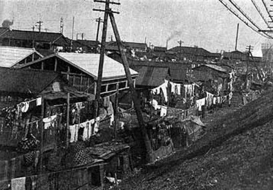 老照片: 100多年前的东京, 有很多贫民窟, 穷人的生活十分痛苦