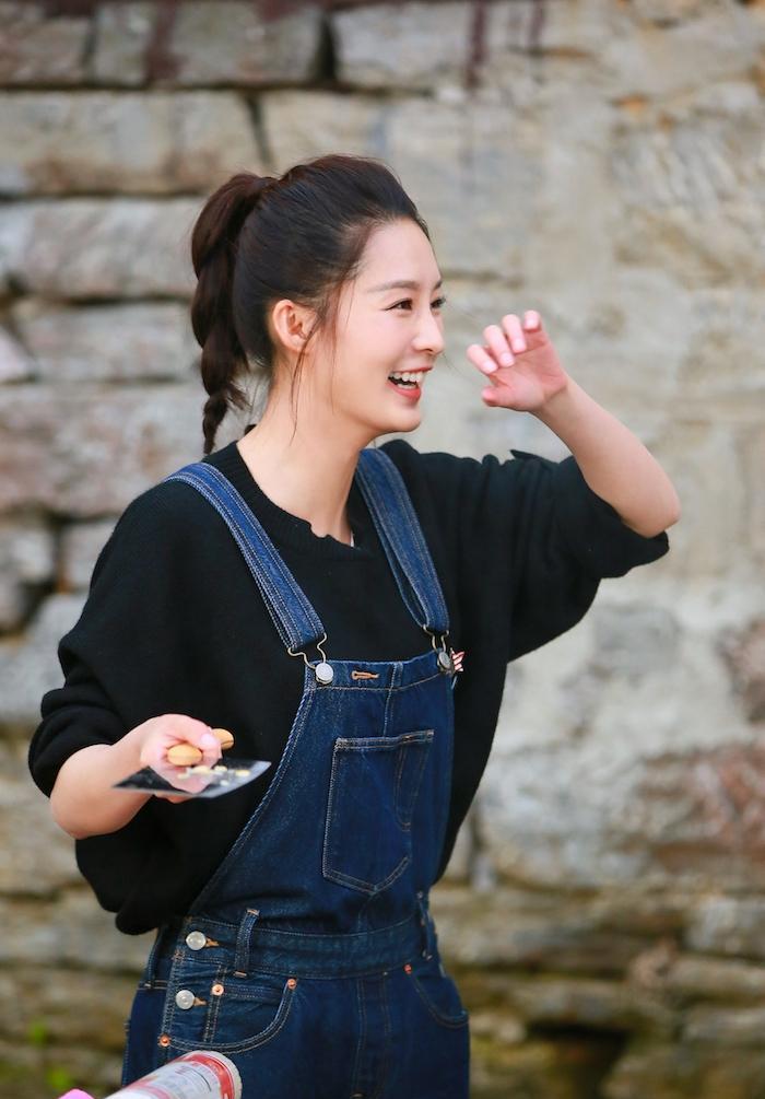 李沁化身小山竹临时妈妈 干农活玩游戏样样不含糊