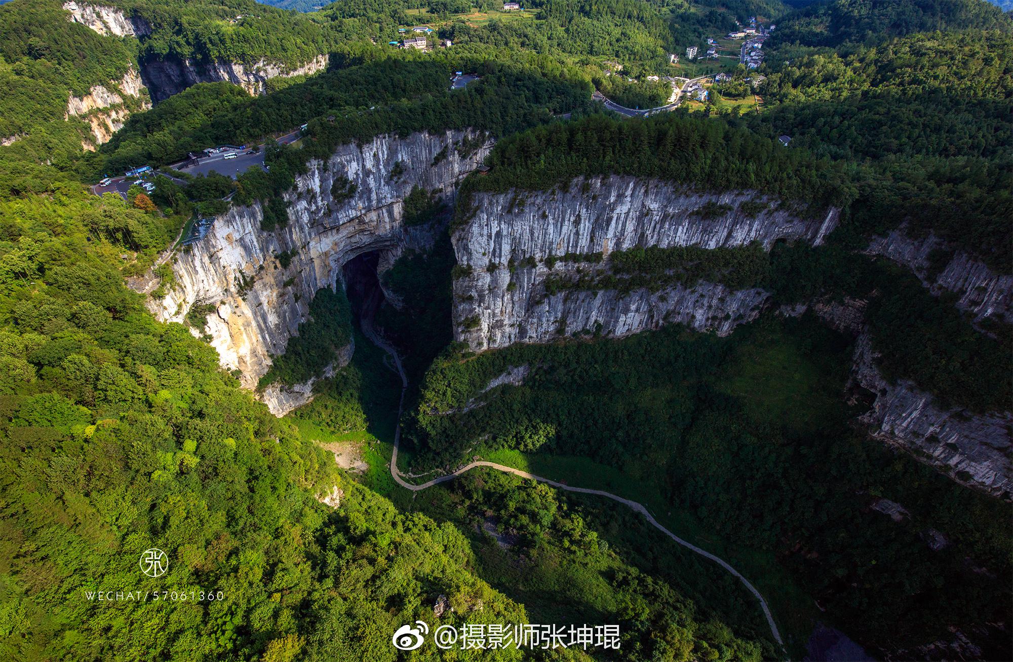 坐直升机直冲云霄航拍武隆喀斯特天坑三桥和仙女山大草原