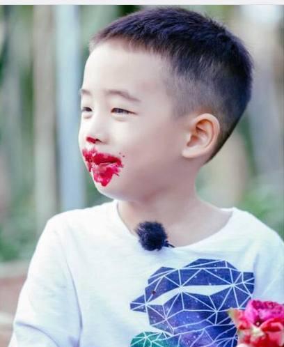 jasper吃火龙果,吃得满嘴都是红色果酱,却不自知,还一副很是陶醉的