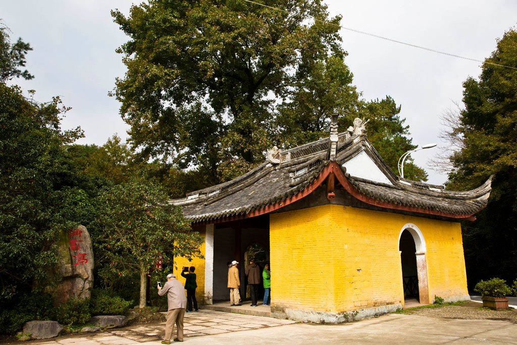 历经亿万年经受火山喷发海水侵蚀造就了雪窦山神奇之美