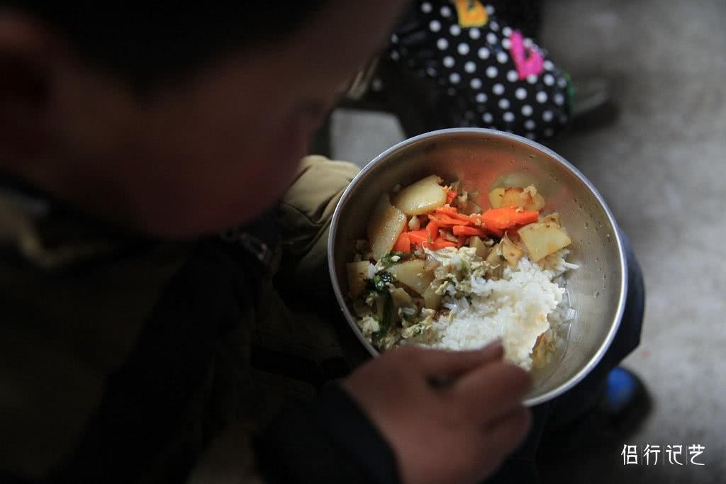 山里孩子的免费午餐:学生蹲在墙角喝汤,老师打完饭后吃剩菜