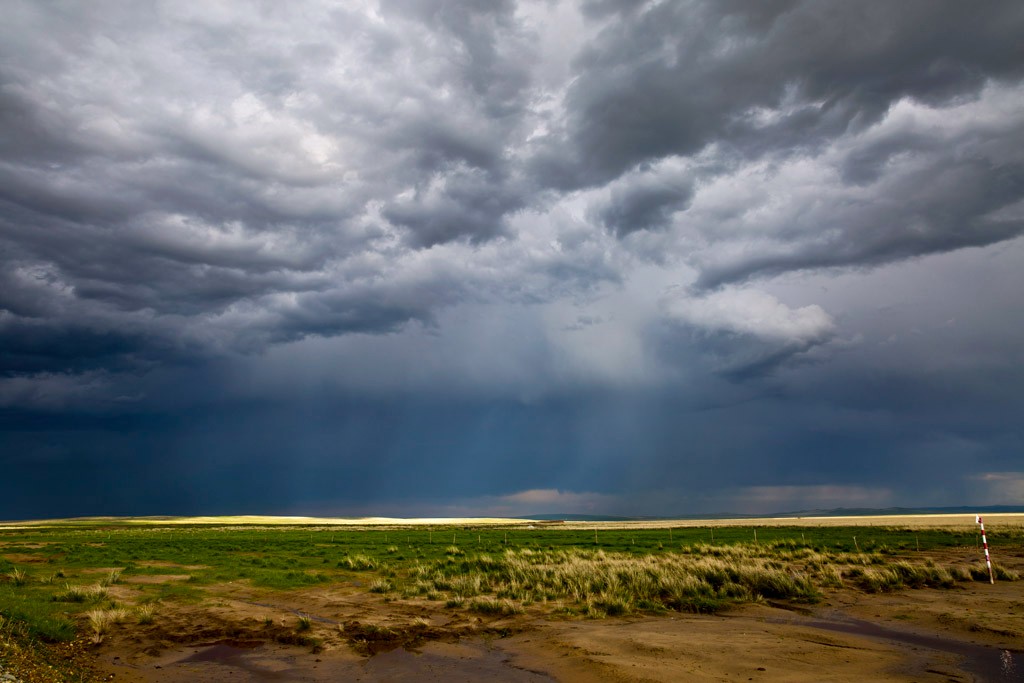草原除了蓝天白云外也有桀骜不驯的乌云翻滚