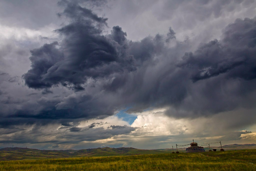 草原除了蓝天白云外也有桀骜不驯的乌云翻滚