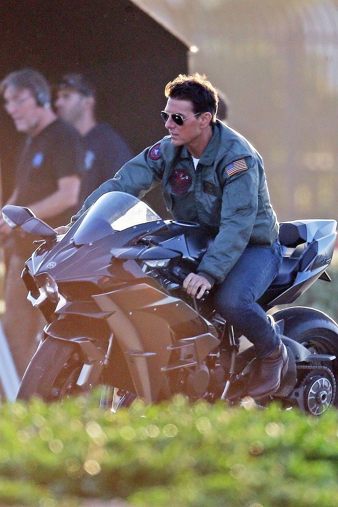 "阿汤哥"《壮志凌云2》片场提裤凸肚显不羁 穿飞行员夹克骑机车荷尔