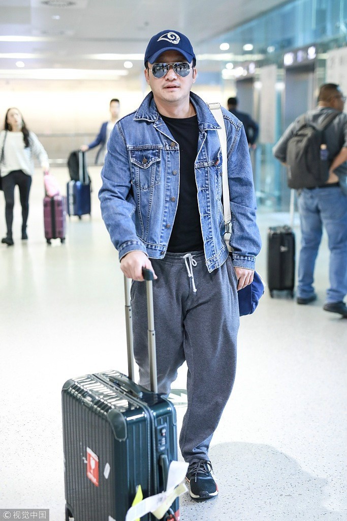 吴京休闲装低调现身 双下巴抢镜萌态十足