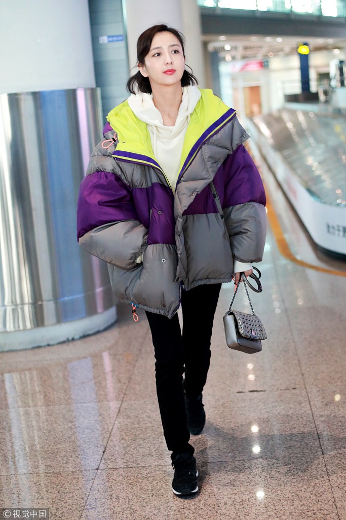 佟丽娅穿oversize羽绒服现身甜笑迷人