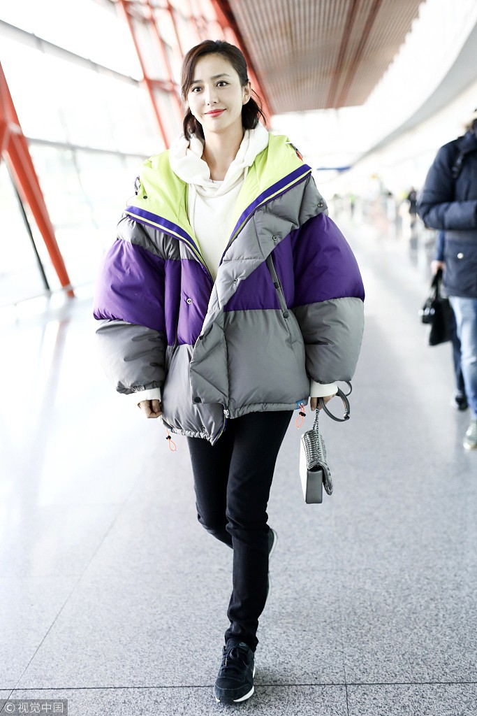 佟丽娅穿oversize羽绒服现身甜笑迷人
