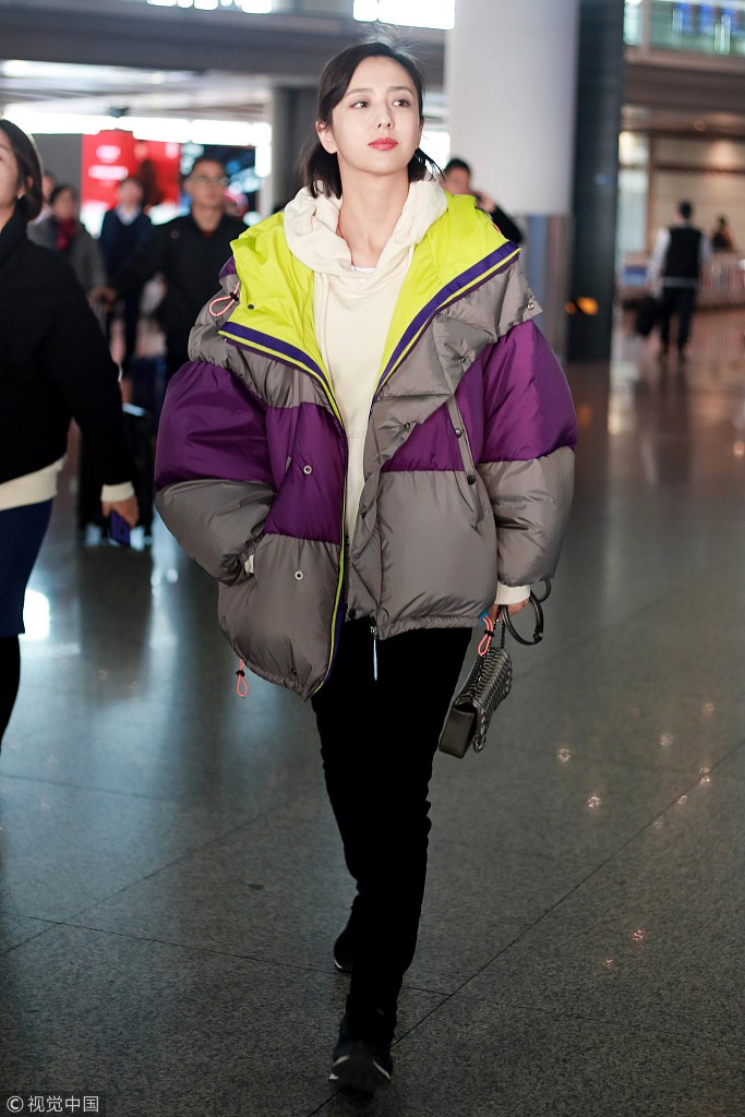 佟丽娅穿oversize羽绒服现身甜笑迷人