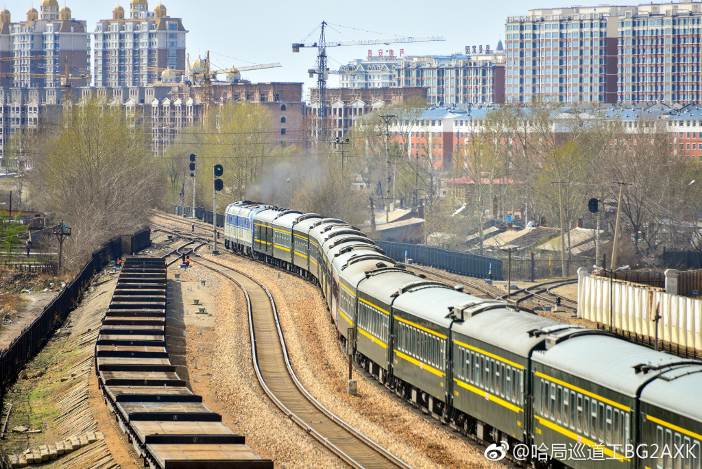 通过界山k161道口3 k340次铁力站发车4 k890次朗乡站停妥开始旅客乘降