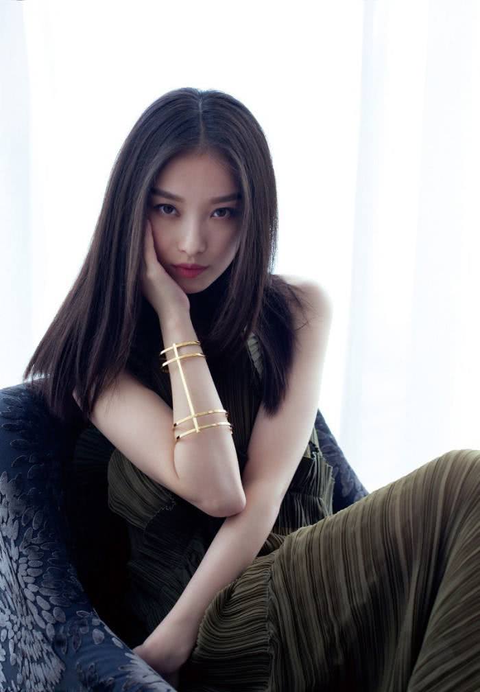 倪妮现身机场,大裤衩下方的腿吓到我了,目测比唐嫣还瘦!