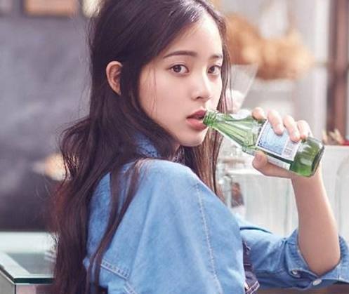 女星喝水照:娜娜清纯,热巴豪放,网友:范冰冰女神形象全无!